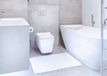 Comment décorer une salle de bain blanche ?