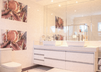 Avantages à choisir un grand miroir de salle de bain